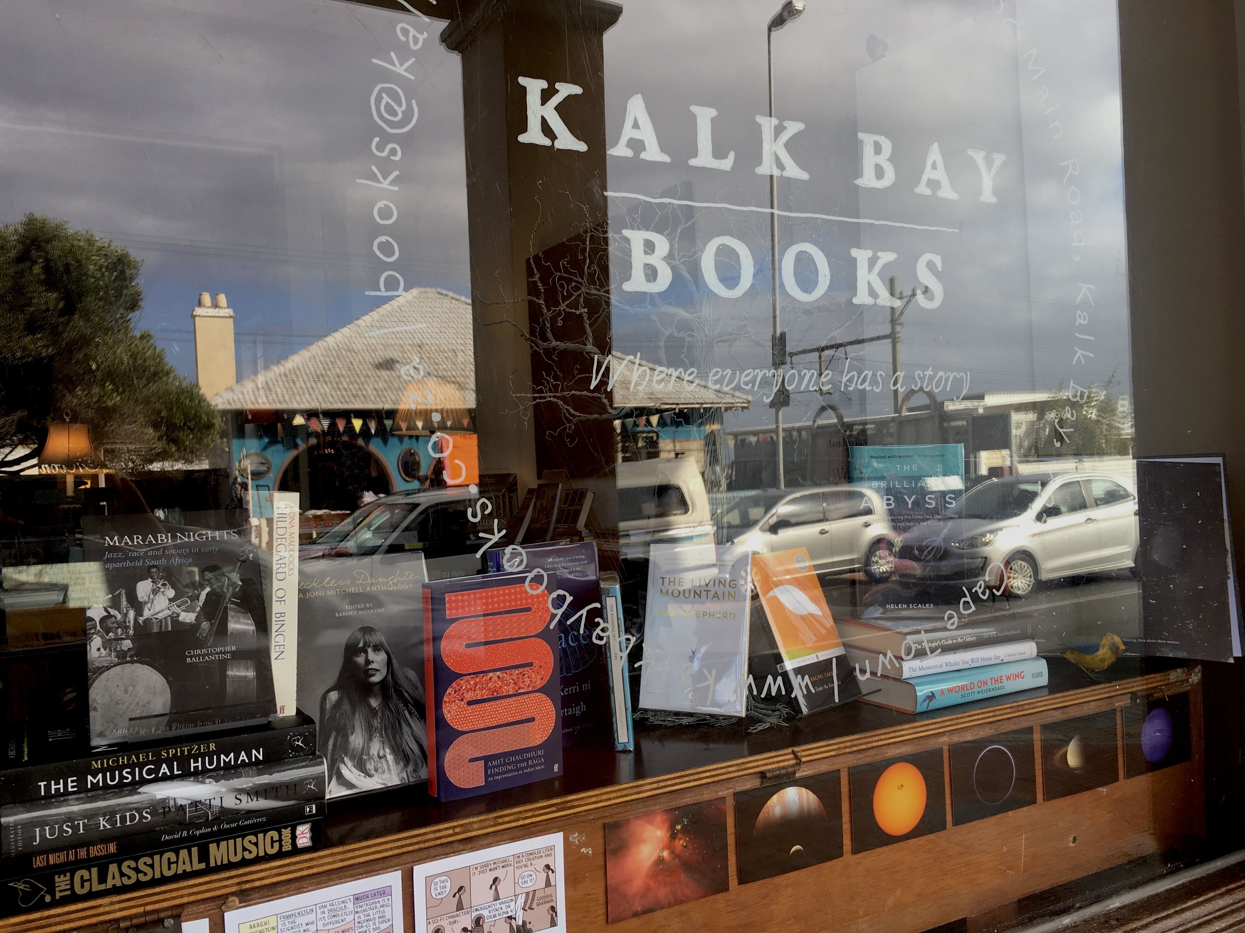 Kalk Bay Books fica em um charmoso vilarejo de frente para o mar • João Scavacin/CNN Viagem & Gastronomia