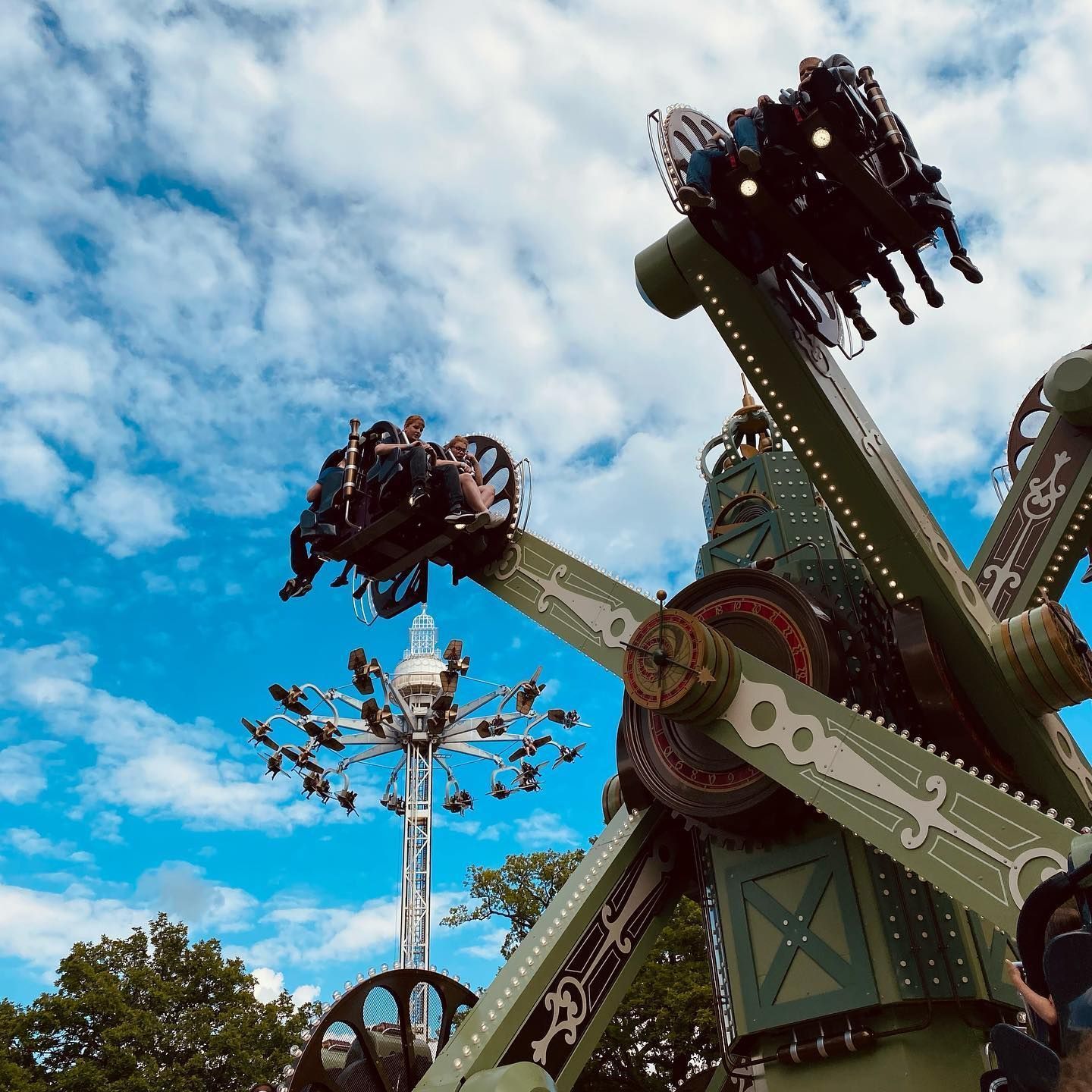 Liseberg possui atrações radicais e familiares, sendo o maior parque da Escandinávia • Divulgação