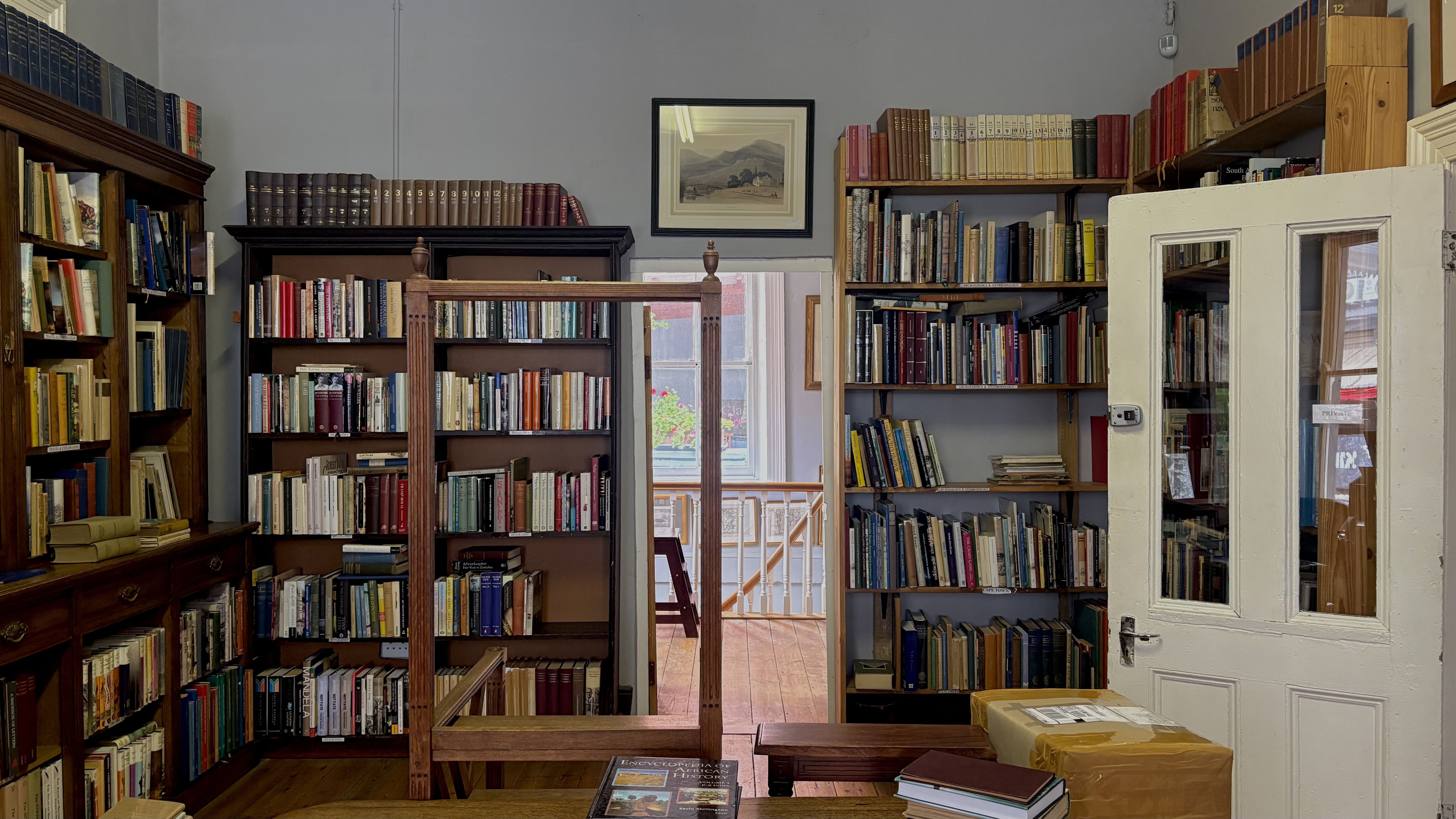Clarke's Bookshop dá preferência aos livros de autores africanos • João Scavacin/CNN Viagem & Gastronomia