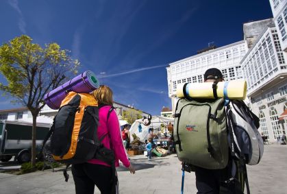 Entenda por que jovens se arriscam para viajar de graça pelo mundo