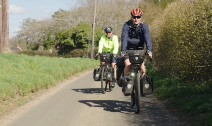 Pai e filho se preparam para viajar de bicicleta por 25 países