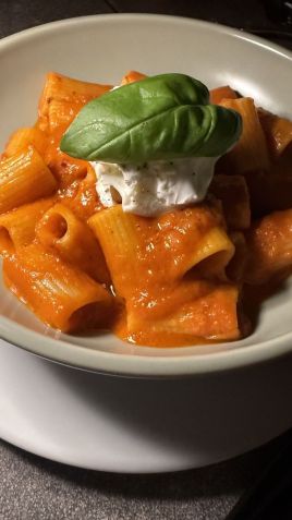 Pasta alla vodka com burrata • Tina Bini