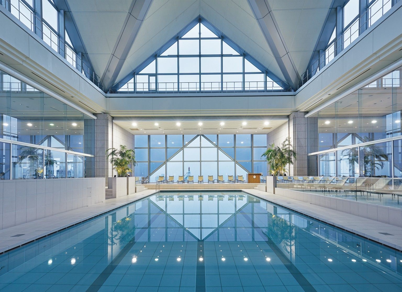Piscina interna do Park Hyatt Tokyo, no Japão
