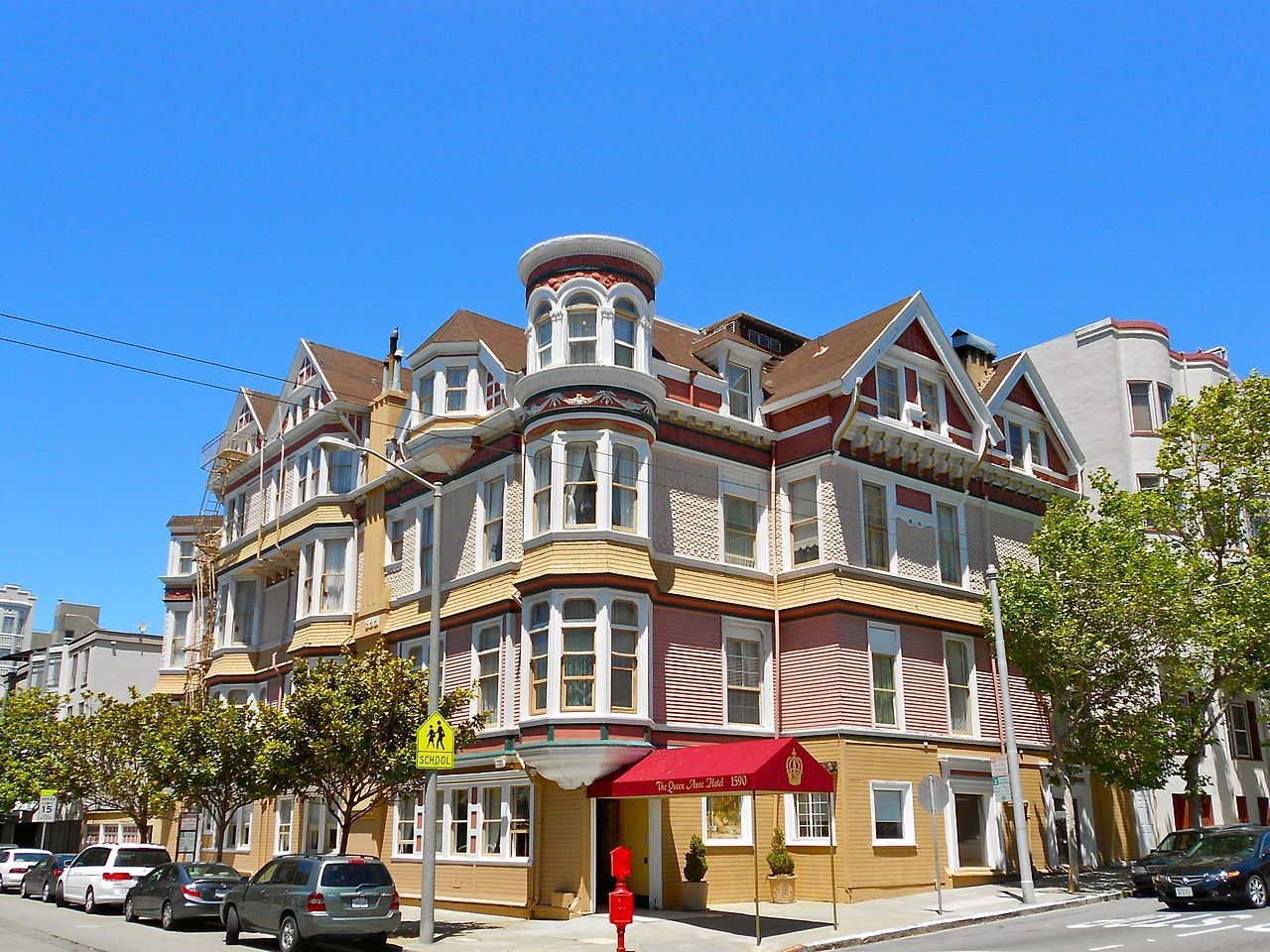 Queen Anne Hotel ocupa o que já foi uma escola de etiqueta para meninas no fim do século XIX • Wikimedia Commons