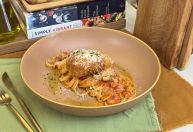 Receita: veja como fazer bacalhau à milanesa com espaguete all’arrabbiata