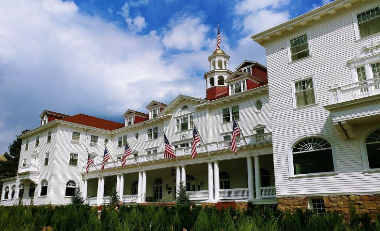 Aberto em 1909, The Stanley Hotel é uma das inspirações de Stephen King no livro "O Iluminado" • Wikimedia Commons