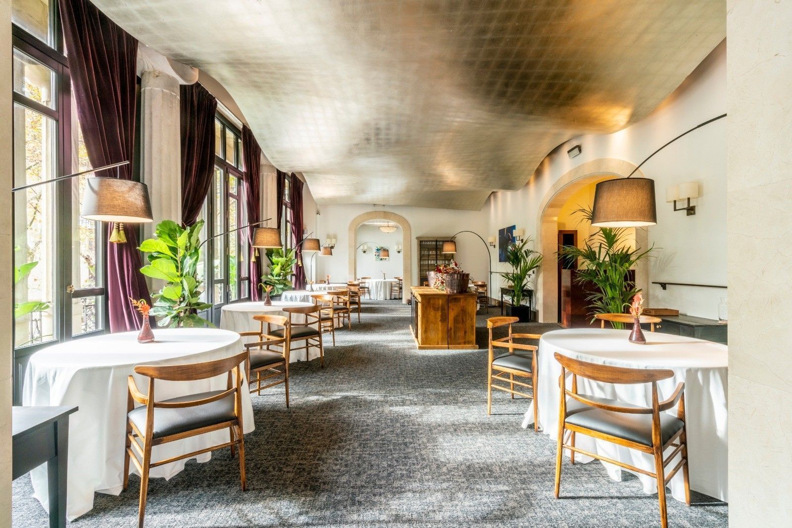 Salão do restaurante Aleia, em Barcelona, na Espanha