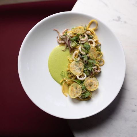 Spaghetti com aspargos, grana padano, lula frita e chips de abobrinha do Benjamin Osteria Moderna • Instagram/Benjamin Osteria Moderna