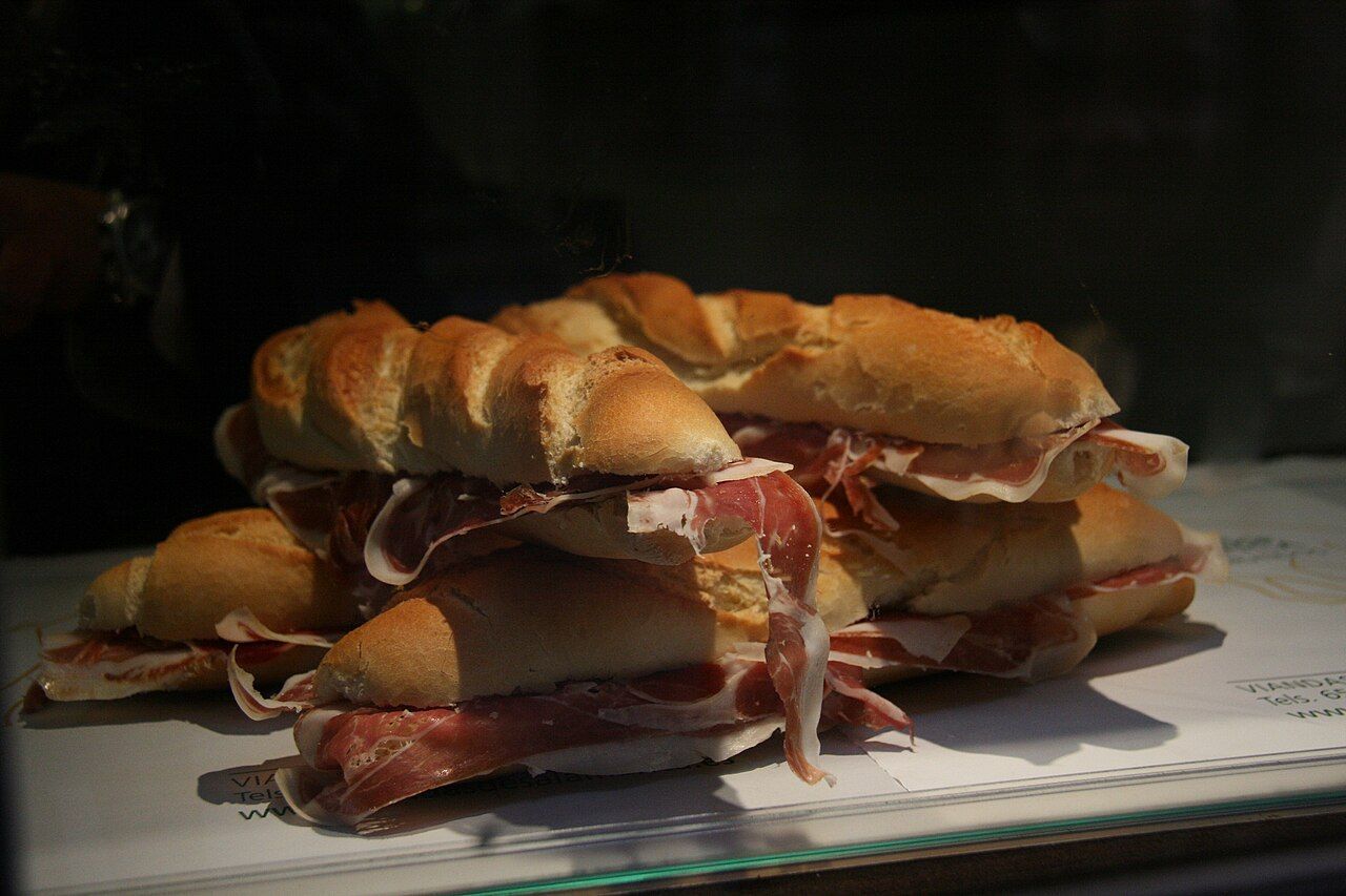 Simples e delicioso, o destaque é o presunto ibérico servido no pão crocante pincelado com azeite extravirgem • Tamorlan/Wikimedia Commons