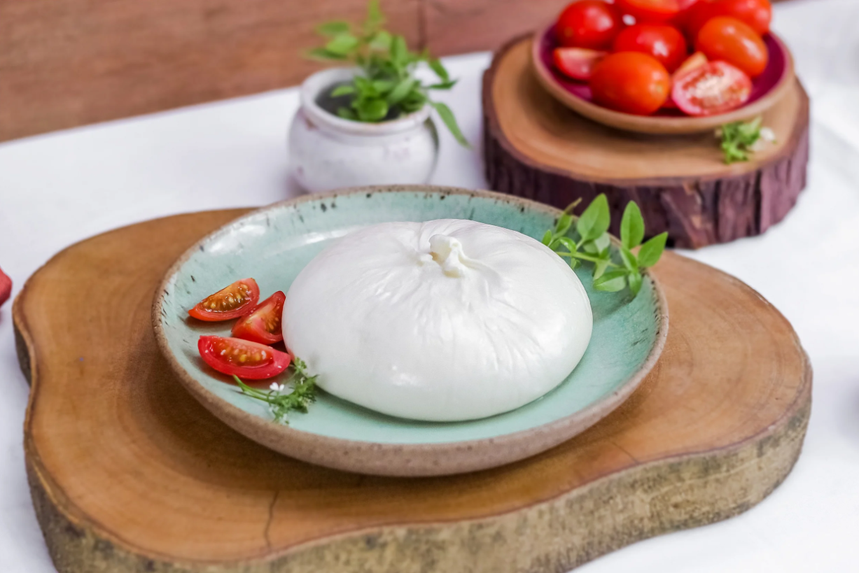 Queijo burrata no prato com
