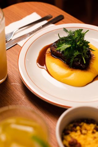 Cupim com purê de mandioquinha e molho de jabuticaba • Duda Gulman - Aya Comunica