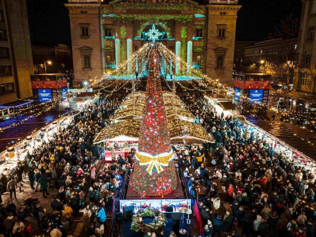Advent Bazilika Market ocorre em frente à Basílica de Santo Estêvão com artesanato e artigos decorativos • Reprodução/Site/adventbazilika.hu