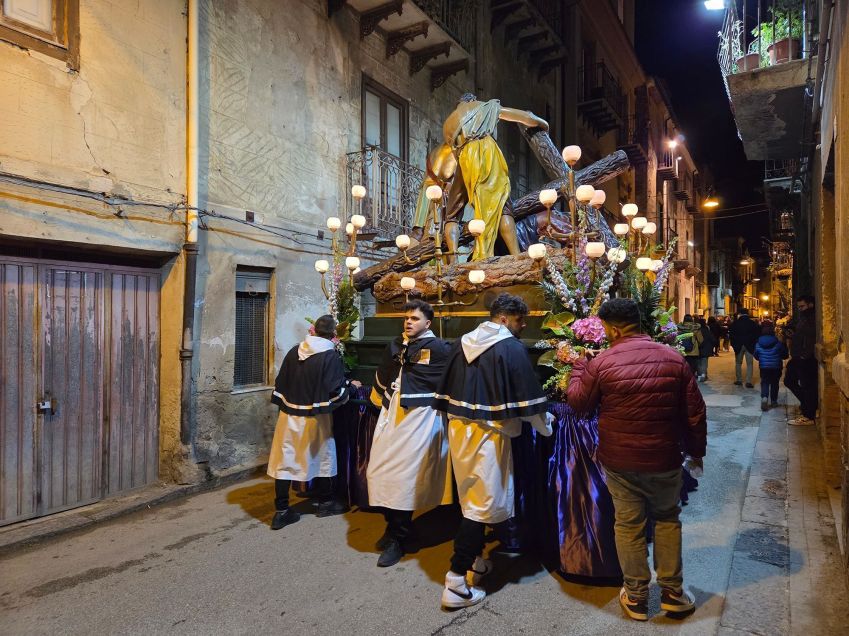 Cada carro é empurrado por membros de seu respectivo grupo • Julia Buckley/CNN