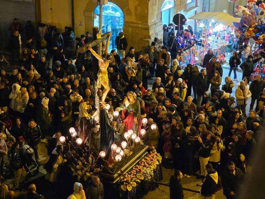 Na Quinta-feira Santa, a procissão com imagens em tamanho real percorre a cidade • Julia Buckley/CNN