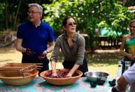 COP30: rainha Mary da Dinamarca amassa açaí e promove jantar em Belém