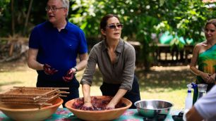 COP30: rainha Mary da Dinamarca amassa açaí e promove jantar em Belém