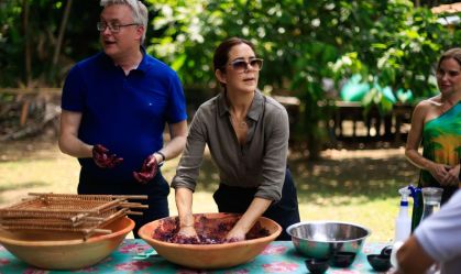 COP30: rainha Mary da Dinamarca amassa açaí e promove jantar em Belém
