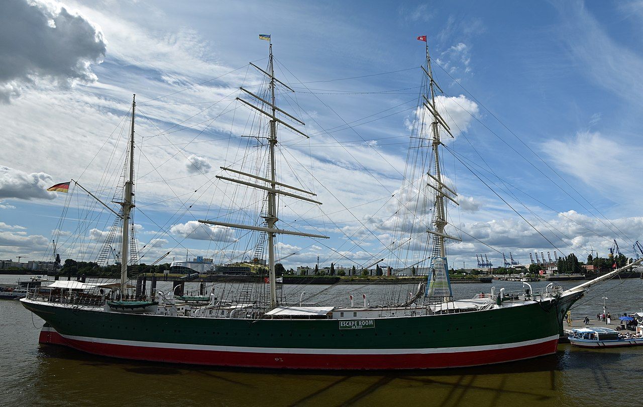 O navio-museu Rickmer Rickmers está atracado no porto de Hamburgo desde 1983 • Wikimedia Commons