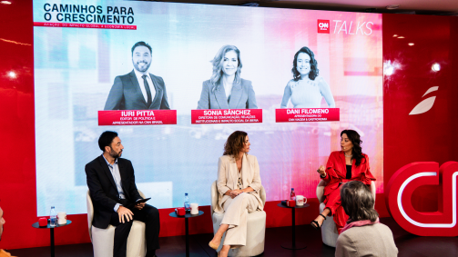 Daniela Filomeno em palestra sobre aviação
