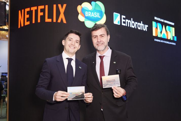 Sergio Vinay, diretor de Parcerias Estratégicas com Governos da Netflix, e Marcelo Freixo, presidente da Embratur, no lançamento do Guia de Turismo • Netflix/Still Moving