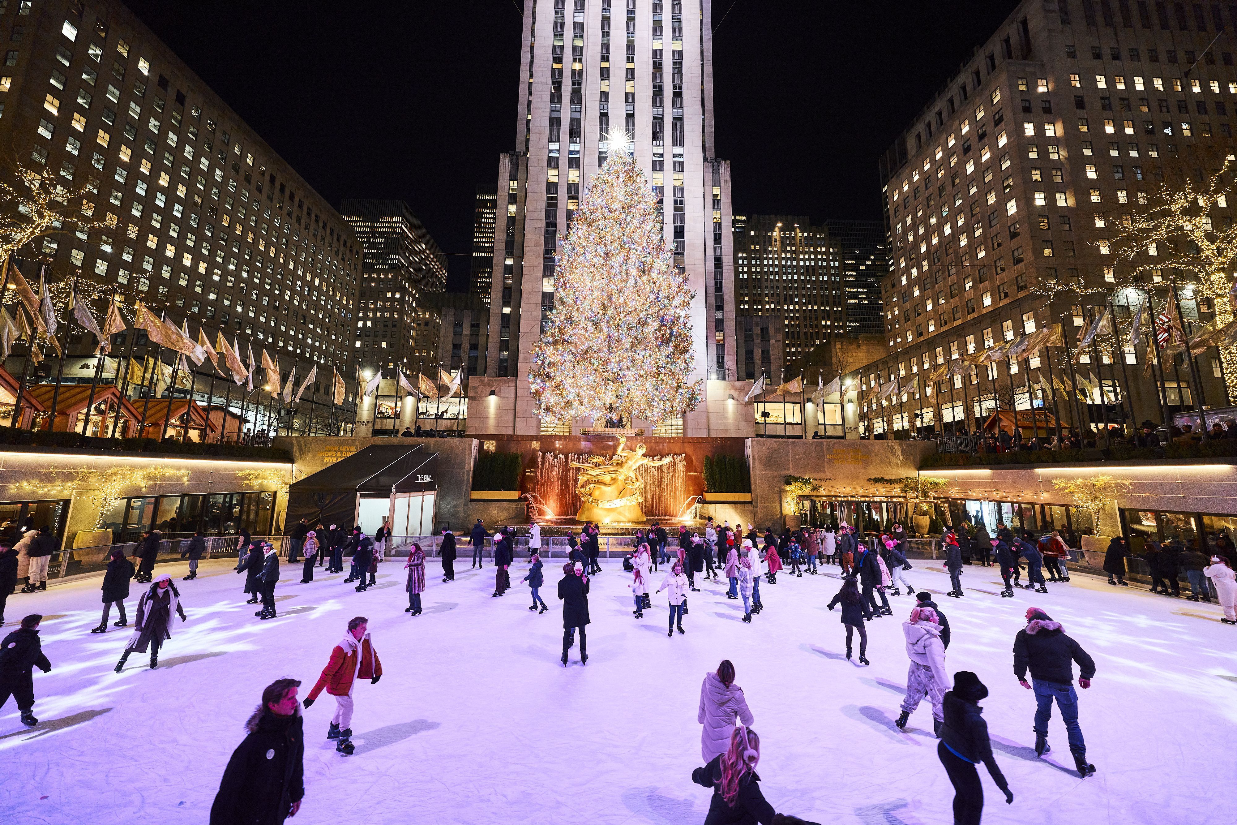Pista de patinação do Rockefeller Center foi inaugurada em 1936 e até hoje é uma das grandes atrações do inverno de NY • Divulgação