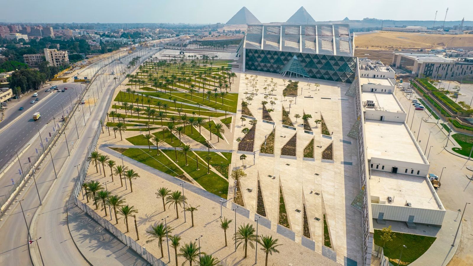 Grande Museu Egípcio ocupa uma área de 470 mil metros quadrados e tem vista para as Pirâmides de Gizé • Divulgação/Grande Museu Egípcio