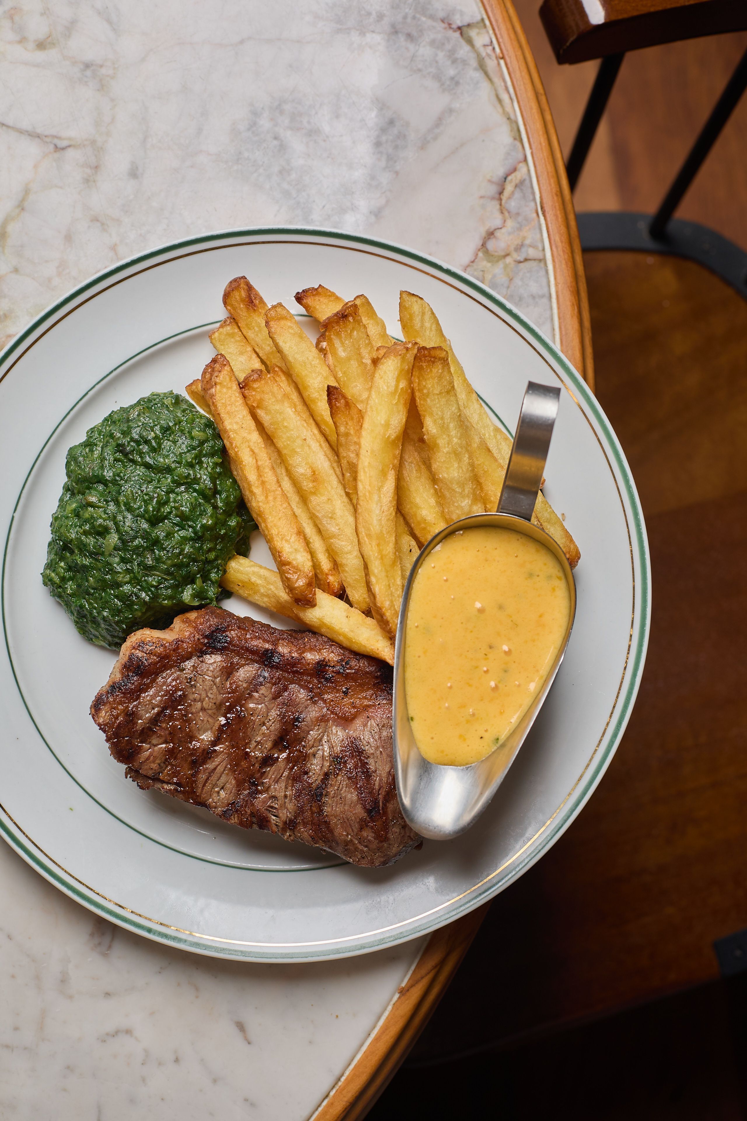 Bife de Chorizo com fritas, espinafre e molho Z Deli Restaurante • Divulgação