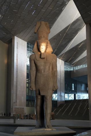 Estátua de Ramsés II, de 11 metros de altura e 83 toneladas, dá boas-vindas ao público do museu • Reprodução/Facebook