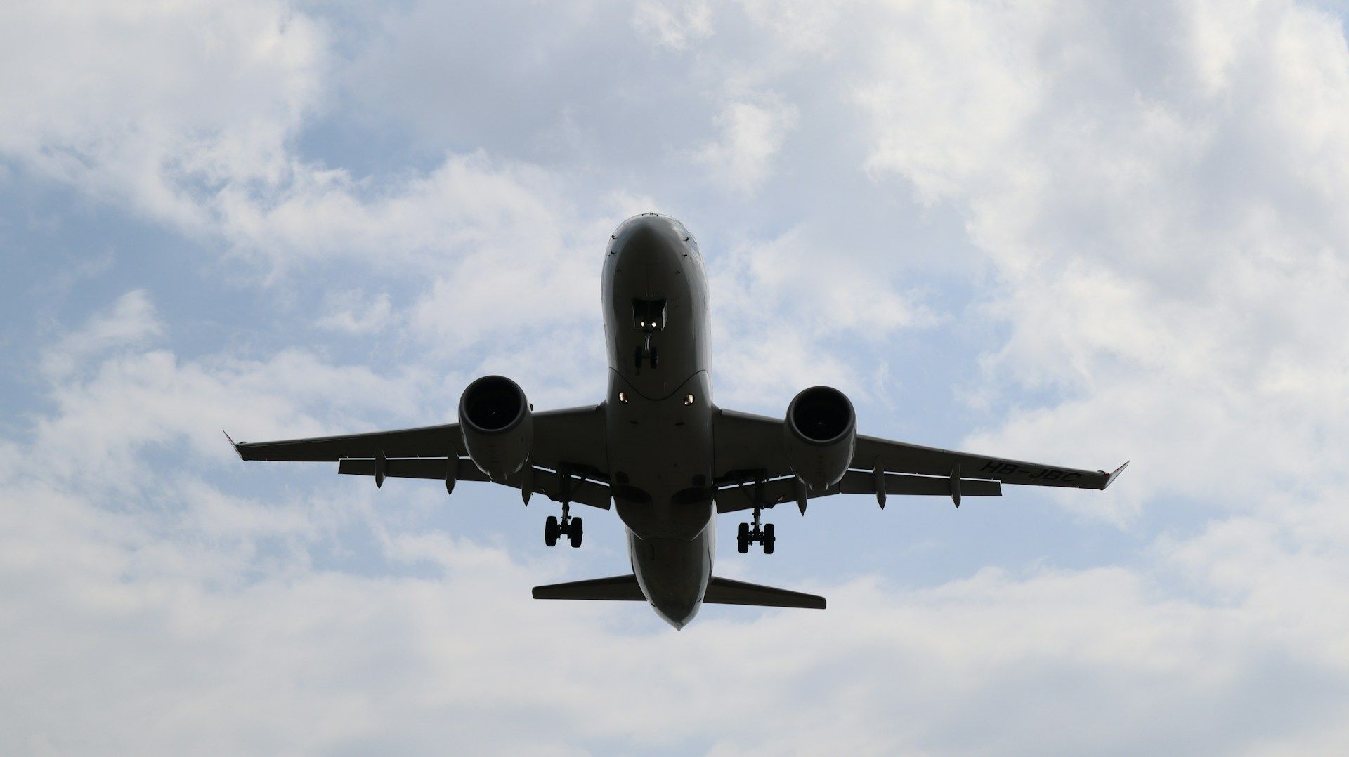 Avião voando pelos céus