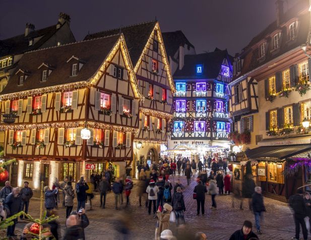 Ruas de Colmar, na França, ficam decoradas em celebração ao Natal • E. Fromm/Colmar Tourisme