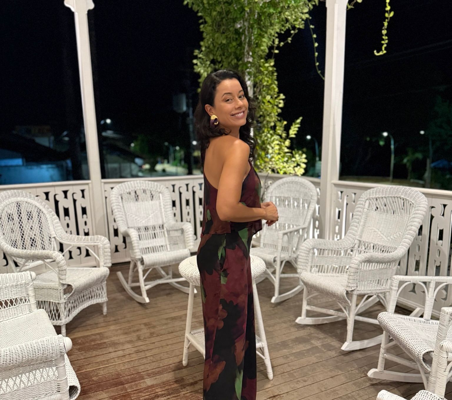 Daniela Filomeno na varanda do Chalé Cardoso, na Ilha de Mosqueiro • CNN Viagem & Gastronomia
