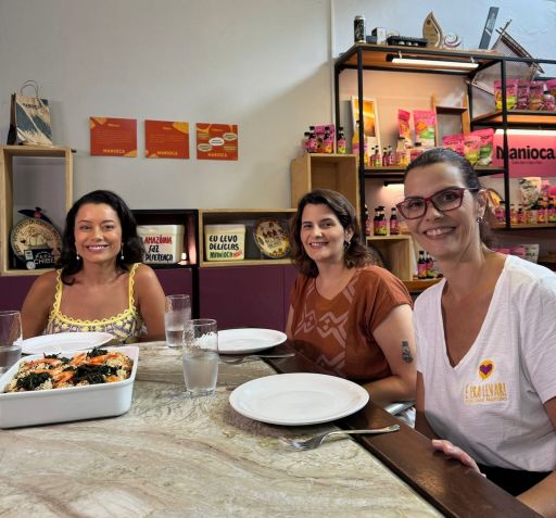 Daniela Filomeno junto de Daniela Martins (à dir.) e Joanna Martins, nomes por trás do Instituto Paulo Martins • CNN Viagem & Gastronomia