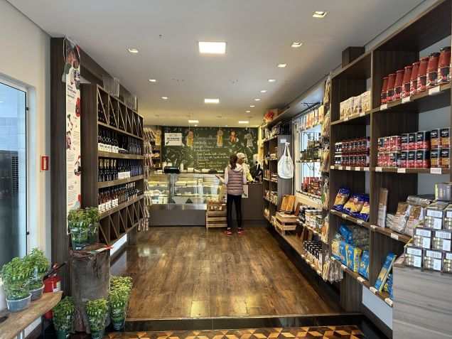 Empório conta com venda dos queijos e de produtos vindo da Itália, além de produtores locais artesanais • Divulgação