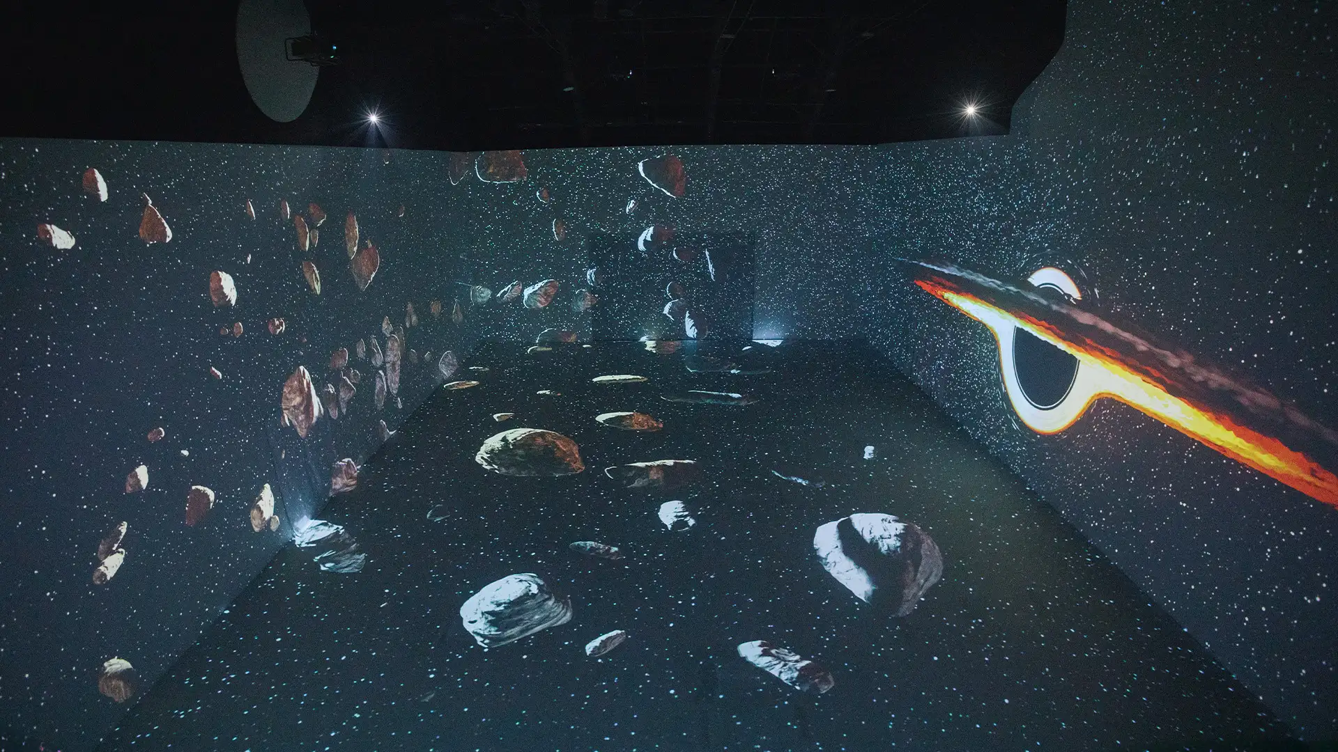 "Astro" tem cabines de inteligência artificial que transformam o participante em um astronauta • Divulgação/Visualfarm Gymnasium