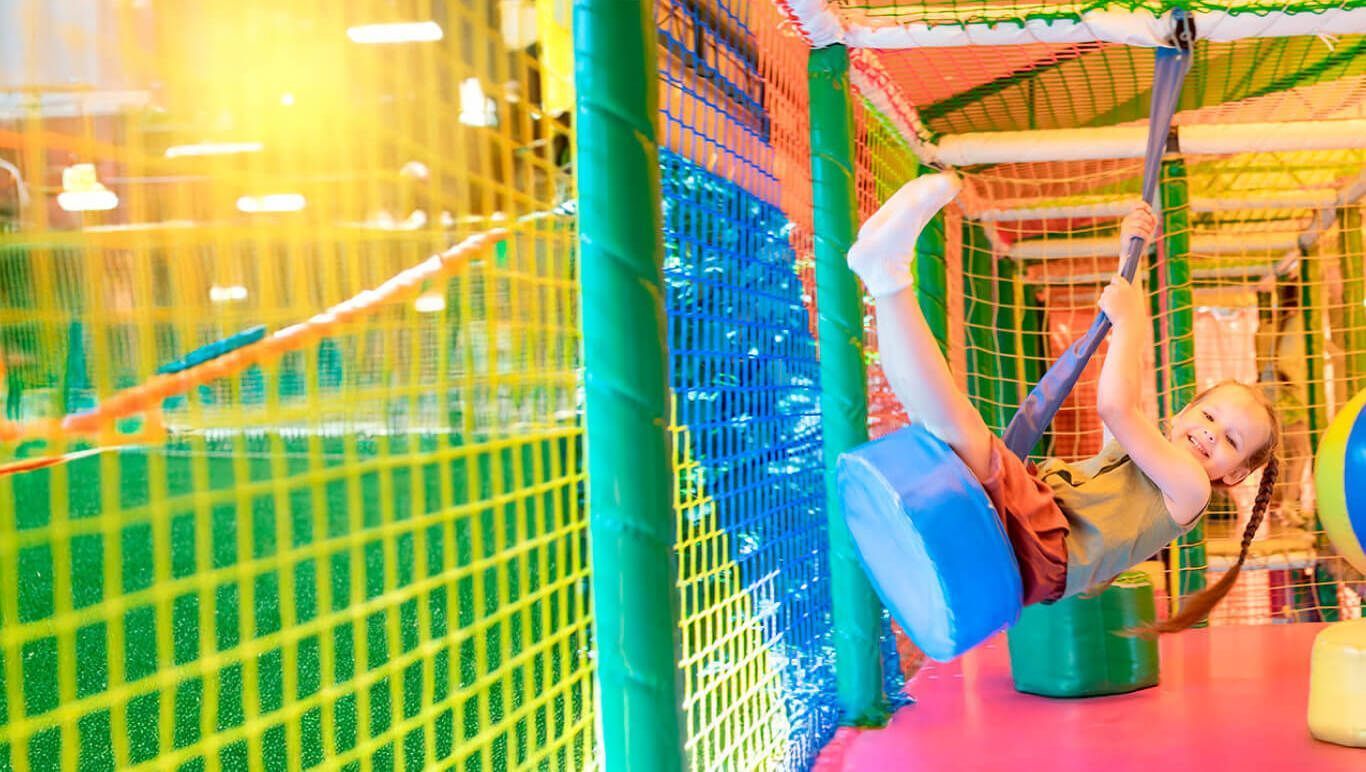 Parque indoor conta com mini kart elétrico, brinquedos infláveis e mais atrações para crianças • Fun City Cannes