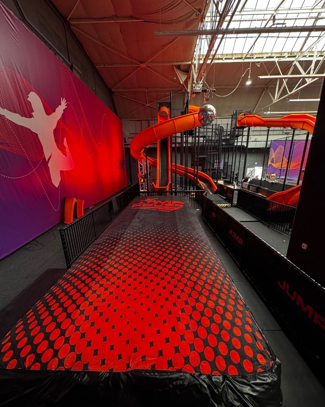 Jump House nasceu em Hamburgo e foi o primeiro parque de trampolins da Alemanha • Instagram/Jump House