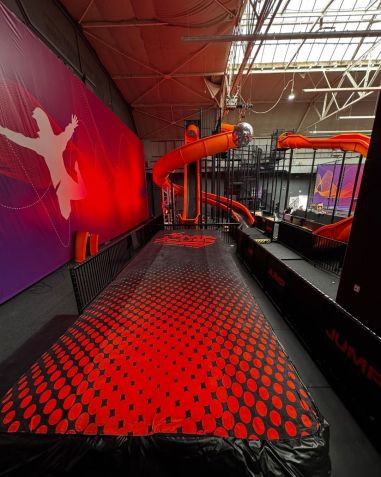 Jump House nasceu em Hamburgo e foi o primeiro parque de trampolins da Alemanha • Instagram/Jump House