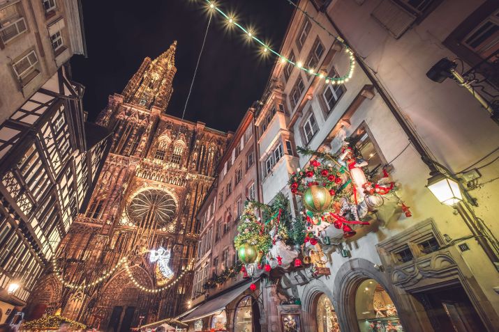 Decoração de Natal pelas ruas de Estrasburgo, com destaque para a catedral • © Paul Prim