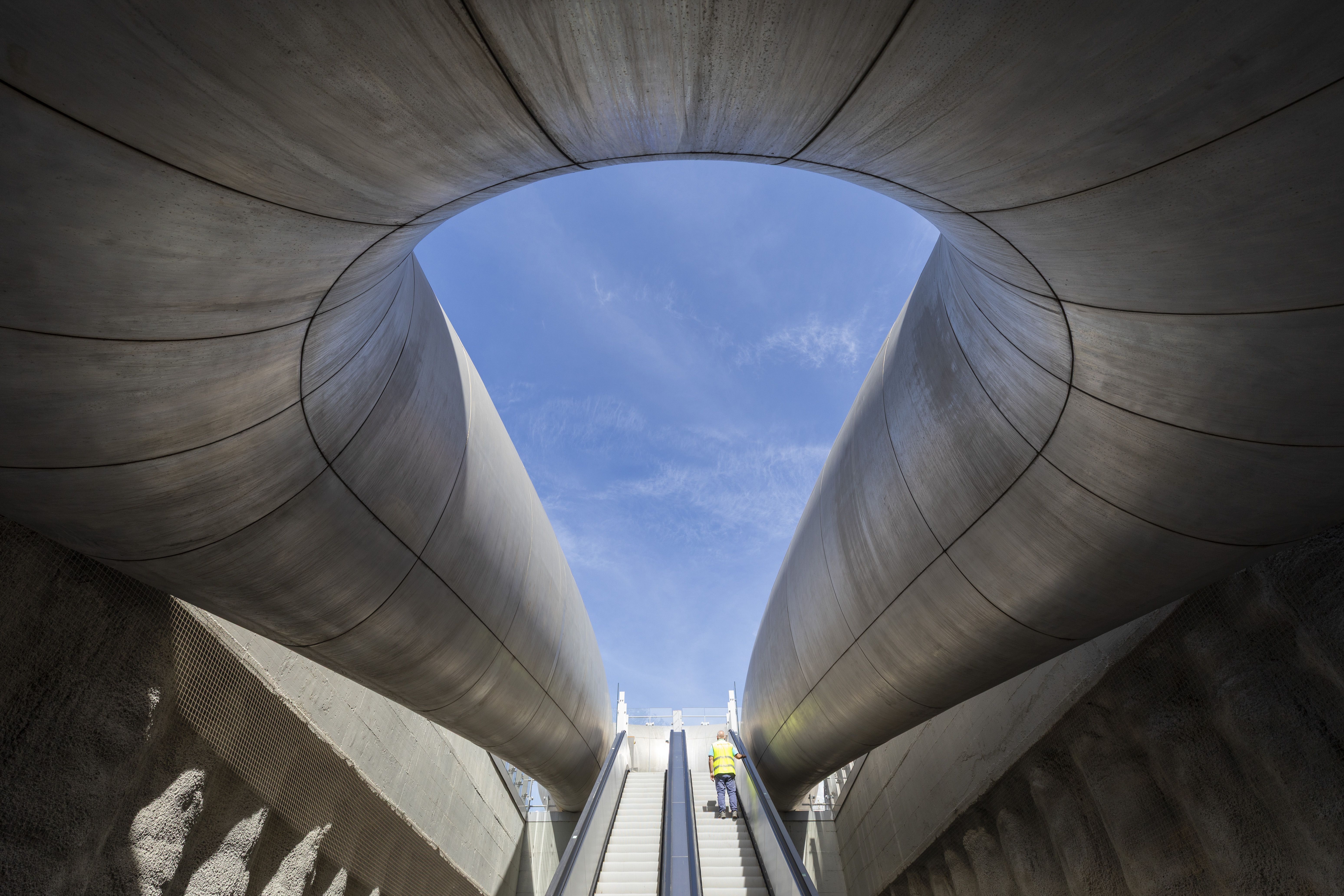 Entradas e saídas da estação Monte Sant'Angelo têm grandes estruturas que formam aberturas para o subsolo • Amedeo Benestante © Anish Kapoor
