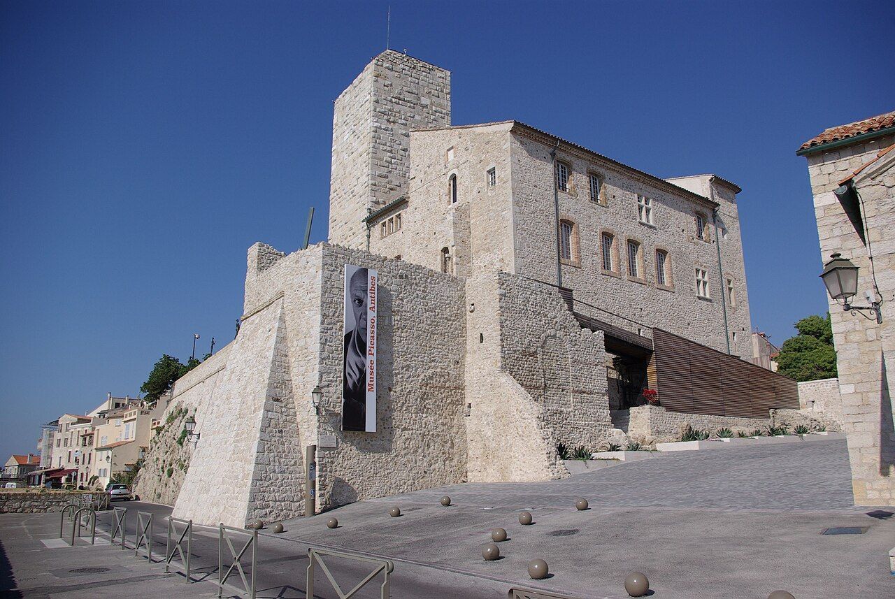 Museu Picasso fica em um castelo à beira-mar em Antibes • Wikimedia Commons
