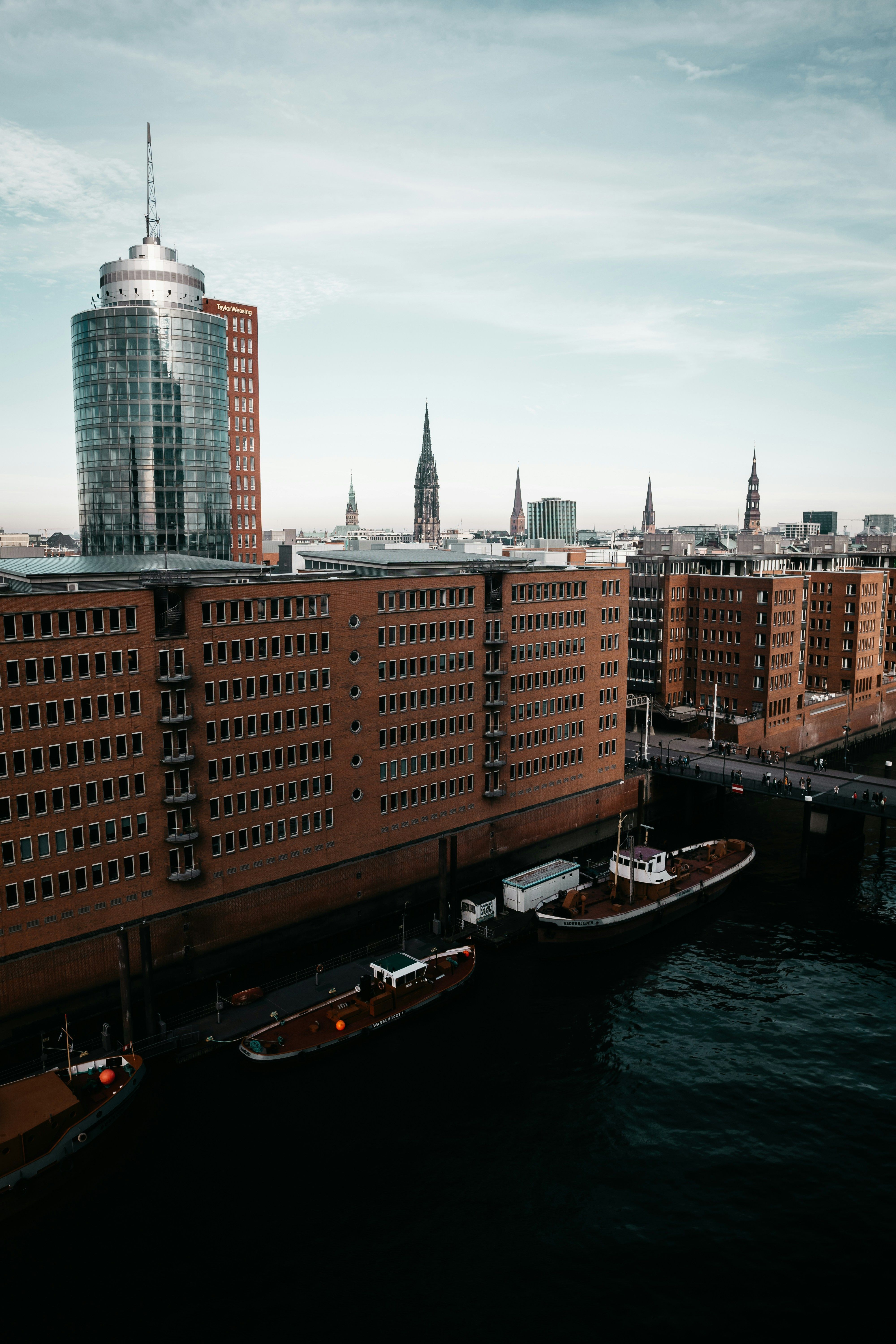 Passeio passa por Speicherstadt, o maior bairro de armazéns do mundo e Patrimônio Mundial da Unesco • Unsplash