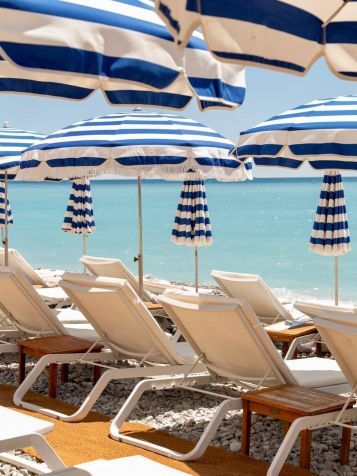 Praia é ideal para quem busca comodidade, oferecendo espreguiçadeiras, guarda-sol, aluguel de toalhas e mais • Instagram/Opera Plage Nice