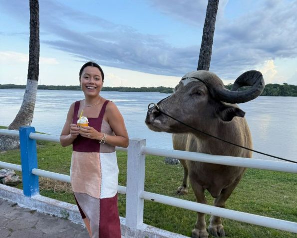 Dani Filomeno toma sorvete na Ice Buffalo, no centro de Soure, e posa ao lado do búfalo Alemão • CNN Viagem & Gastronomia