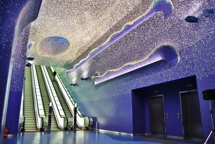 Estação Toledo, da linha 1 do metrô de Nápoles • Wikimedia Commons