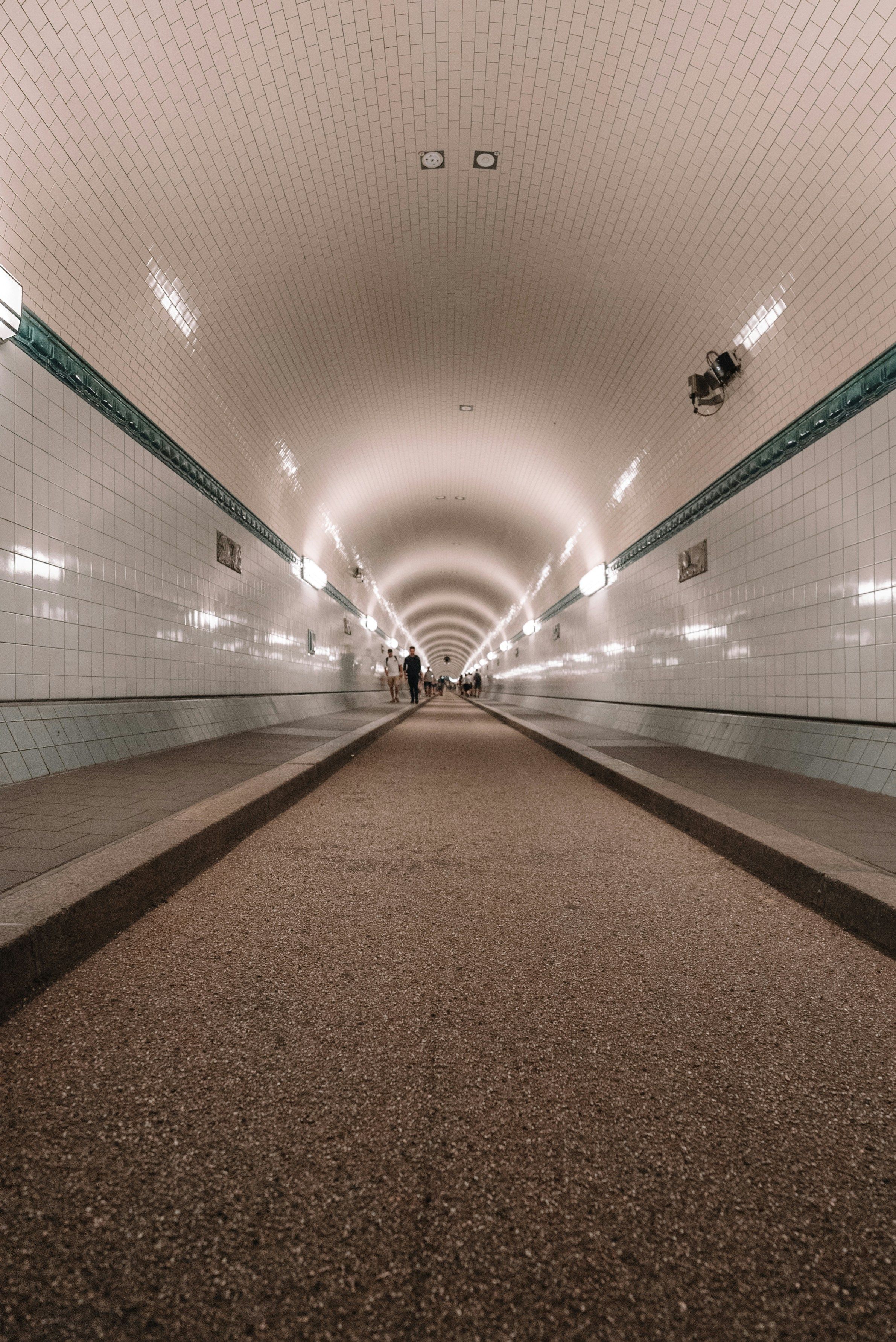 Elbtunnel, em Hamburgo, é obra art déco com 400 mil azulejos • Unsplash