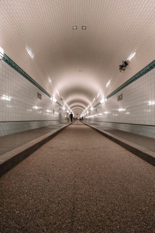 Elbtunnel, em Hamburgo, é obra art déco com 400 mil azulejos • Unsplash