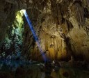 Fenômeno raro de luz natural ilumina caverna em Bonito; veja vídeo