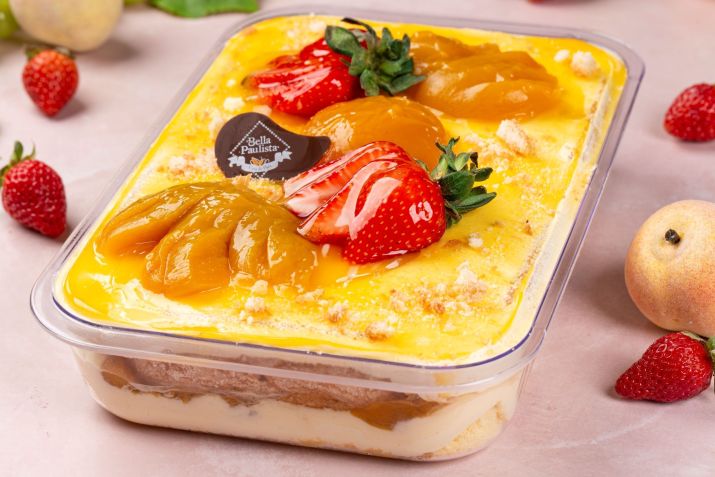 Pavê de pêssego em calda com morangos frescos • Ricardo Salem