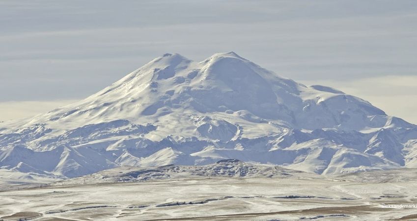 Monte Elbrus é um vulcão de dois cumes na Rússia • Wikimedia Commons