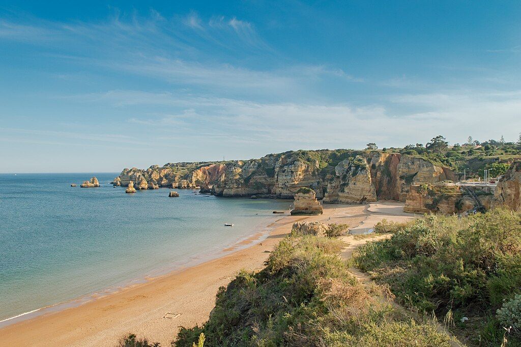 Praia em Lagos encanta pela paisagem natural e infraestrutura • Wikimedia Commons